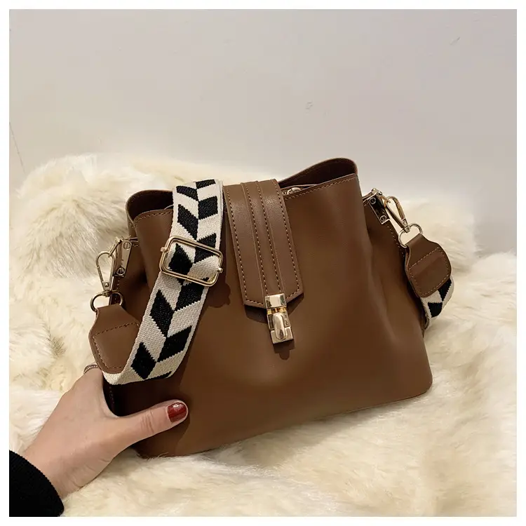 Brown Leather Crossbody Bag with Gold Clasp — feature 33