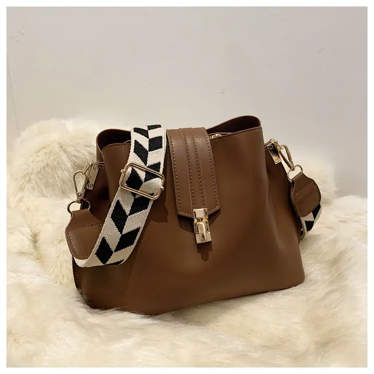 Brown Leather Crossbody Bag with Gold Clasp — feature 34