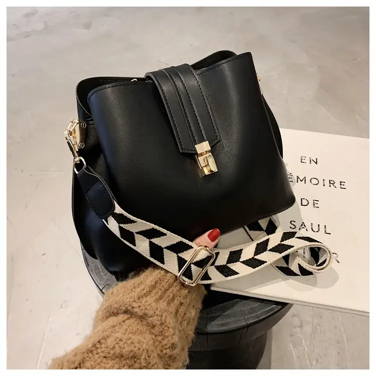 Brown Leather Crossbody Bag with Gold Clasp — feature 39