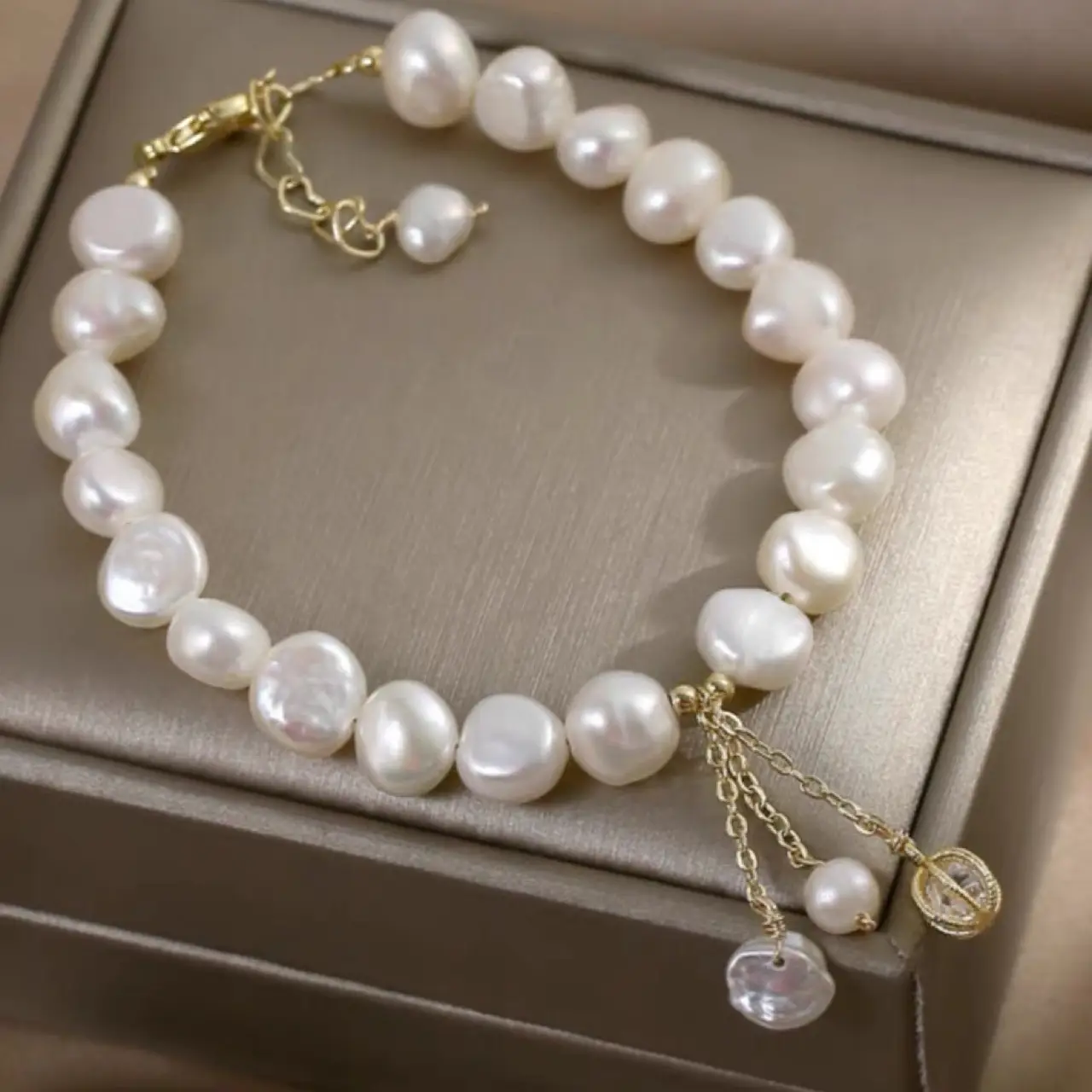 Natural Baroque Pearl Bracelet with Tassel Decoration - Image 2