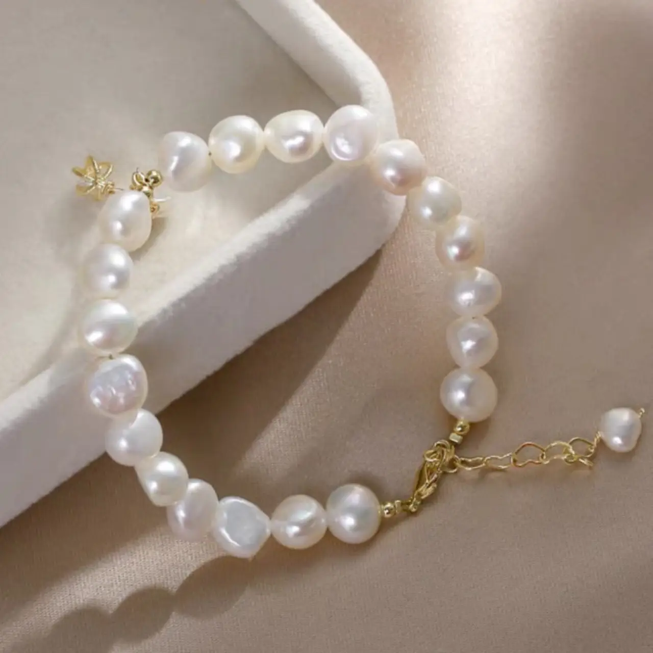 Natural Baroque Pearl Bracelet with Tassel Decoration - Image 3