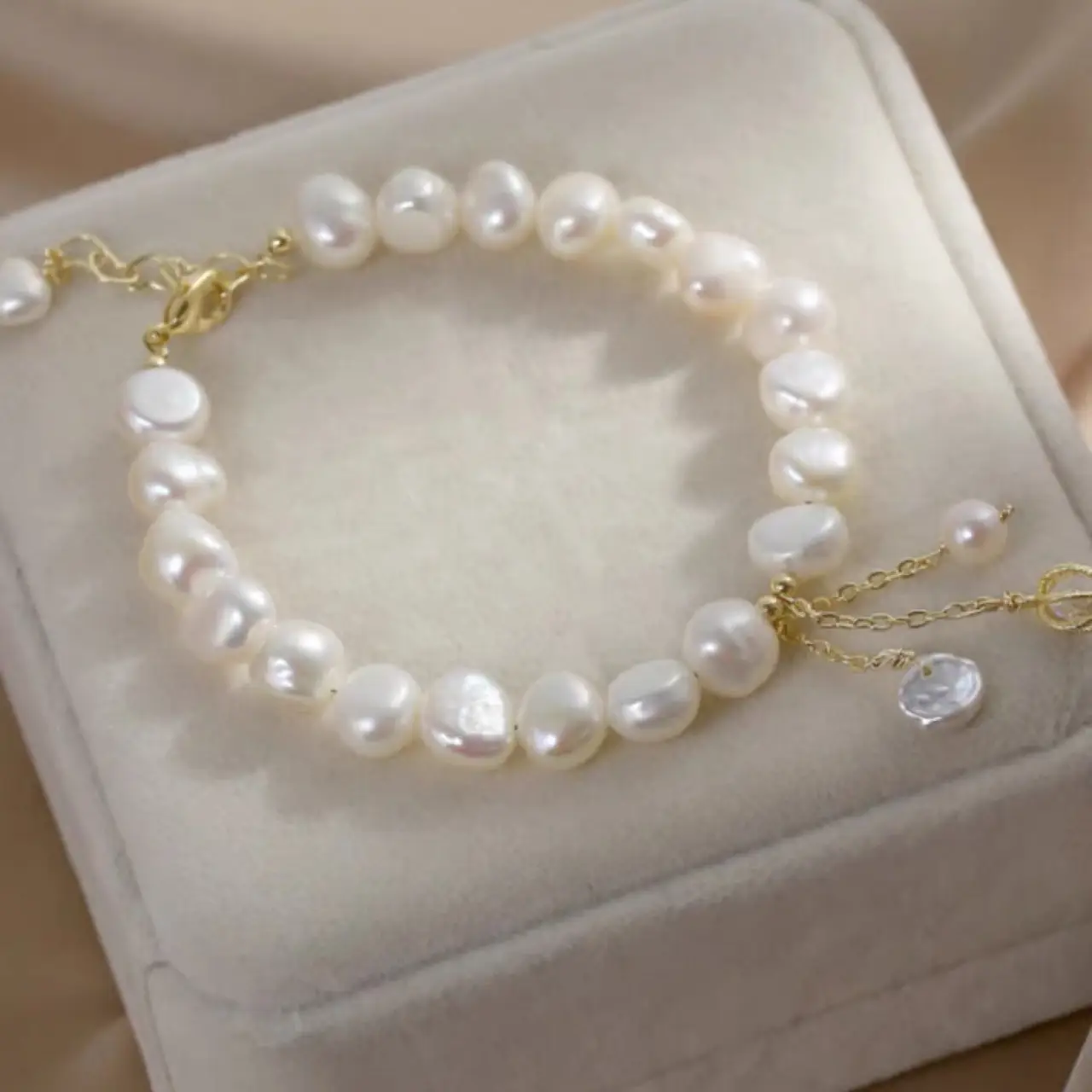 Natural Baroque Pearl Bracelet with Tassel Decoration — feature 5