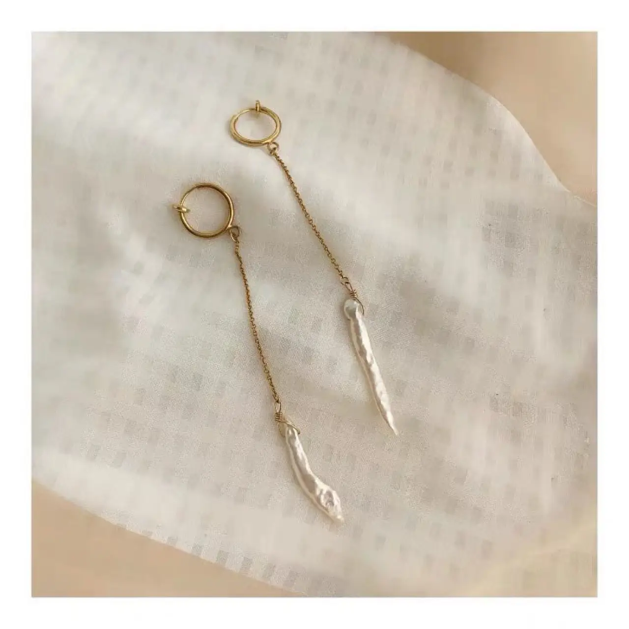 Asymmetric Pearl Toothpick Necklace with Mirror Light - Image 2