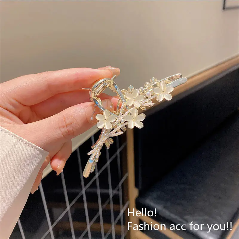 Gold Pearl Tassel Hairpin with Green Emerald Clips — feature 8