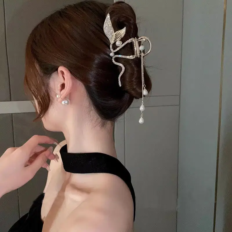 Gold Pearl Tassel Hairpin with Green Emerald Clips — feature 10