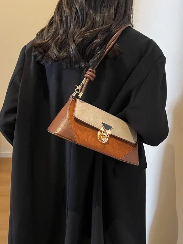 Women's Black Leather Shoulder Bag with Gold Clasp - Image 6