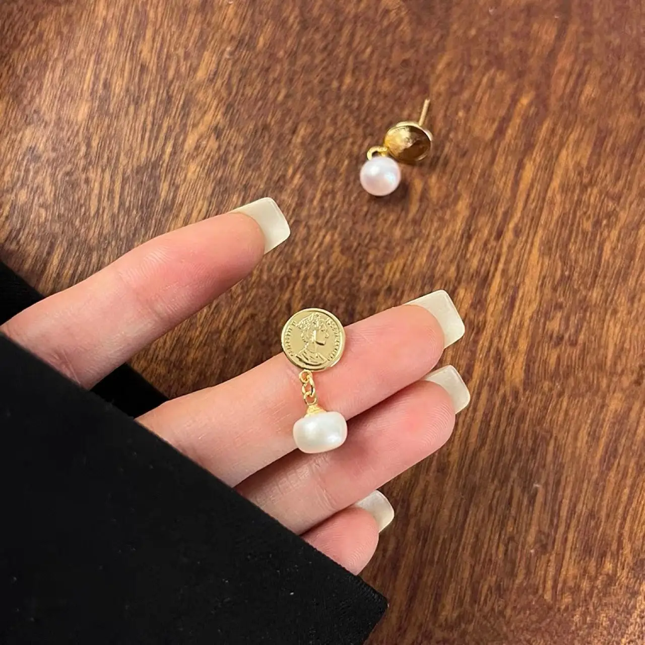 Queen Gold Pearl Earrings Elegant All-Match - Image 3