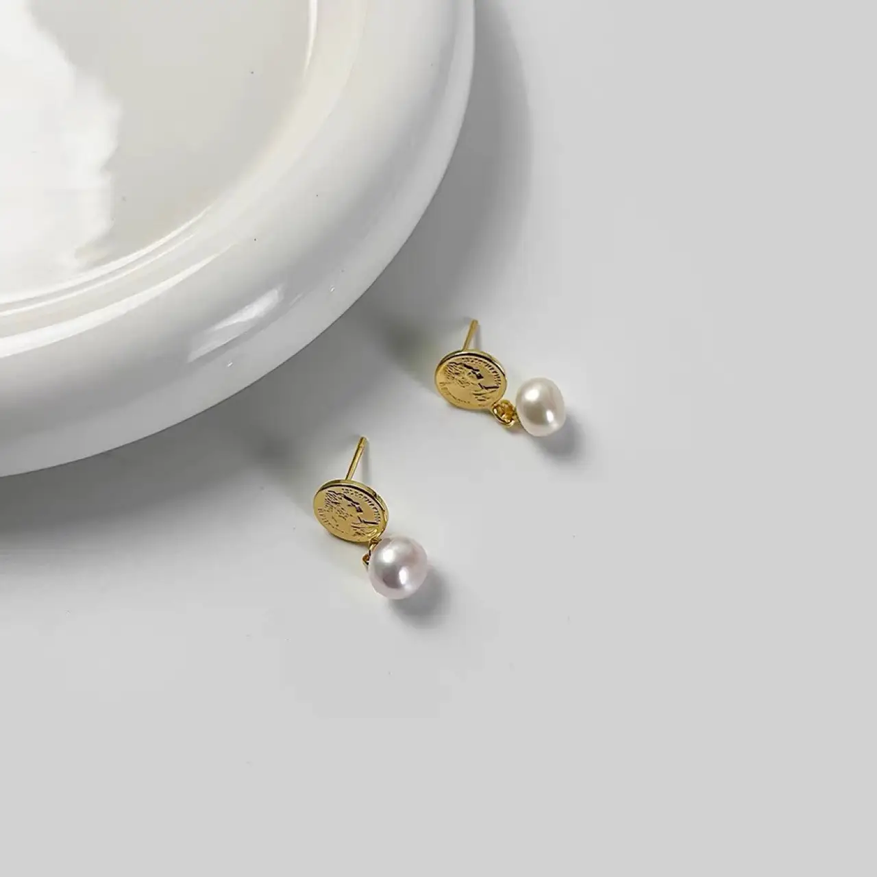 Queen Gold Pearl Earrings Elegant All-Match - Image 4