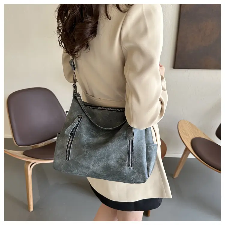 Black Retro Shoulder Bag Women 2023 Winter Tote — feature 12