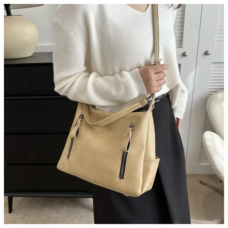 Black Retro Shoulder Bag Women 2023 Winter Tote — feature 14