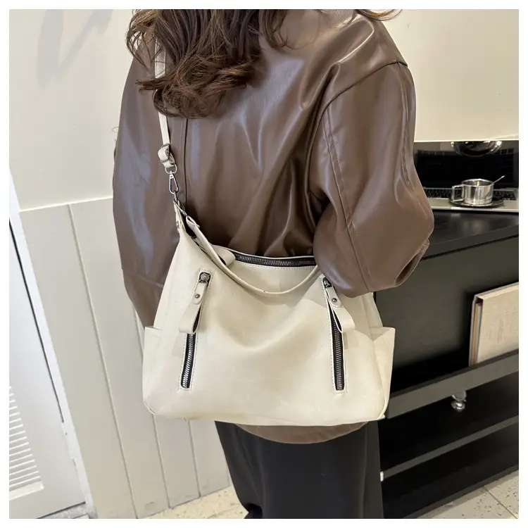 Black Retro Shoulder Bag Women 2023 Winter Tote — feature 18
