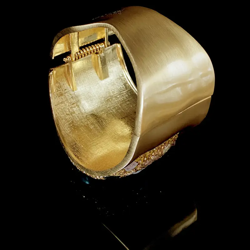 Wide Bristled Pearl Bracelet with Gold Plating — feature 3