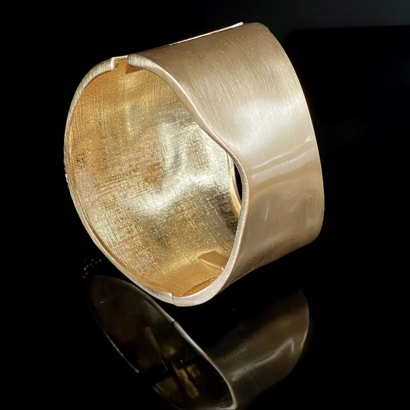 Wide Bristled Pearl Bracelet with Gold Plating — feature 4