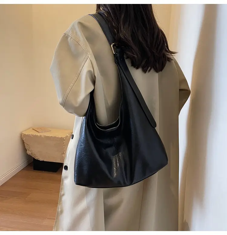 Black Leather Shoulder Bag for Women Winter 2023 — feature 11