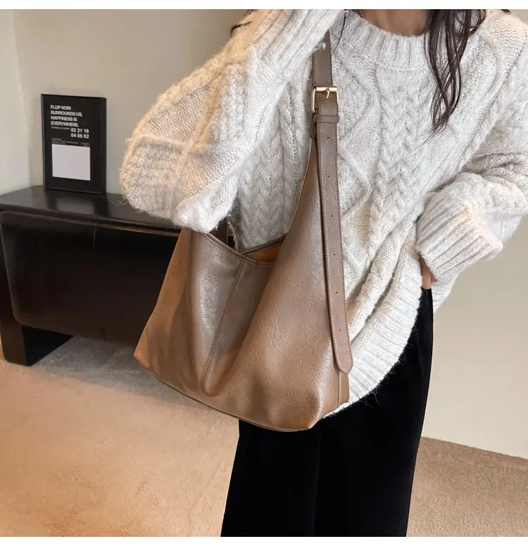 Black Leather Shoulder Bag for Women Winter 2023 — feature 15