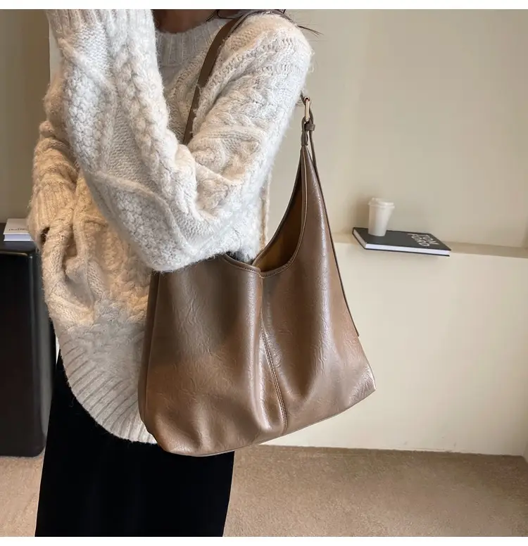 Black Leather Shoulder Bag for Women Winter 2023 — feature 17
