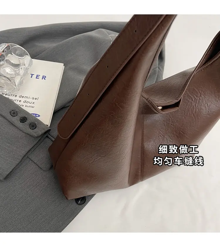 Black Leather Shoulder Bag for Women Winter 2023 — feature 3