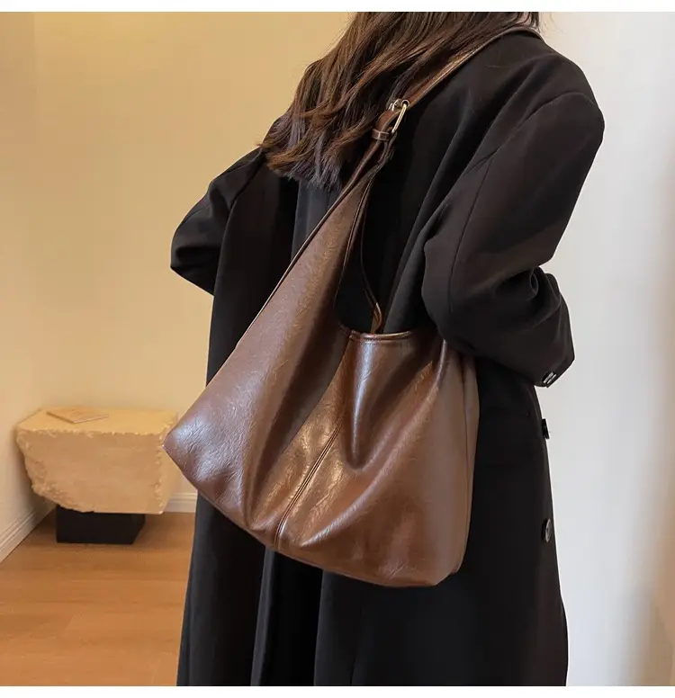 Black Leather Shoulder Bag for Women Winter 2023 — feature 7