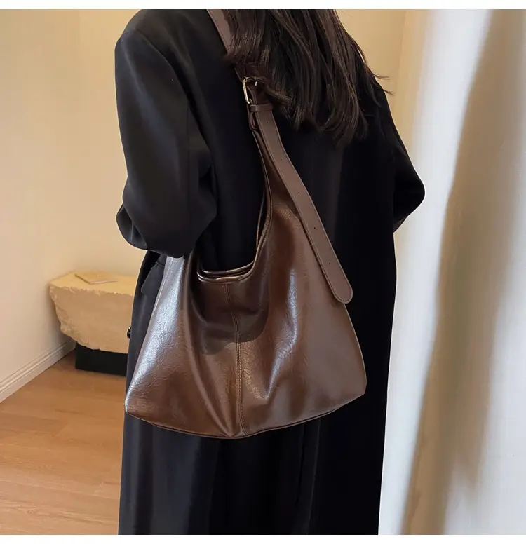 Black Leather Shoulder Bag for Women Winter 2023 — feature 8