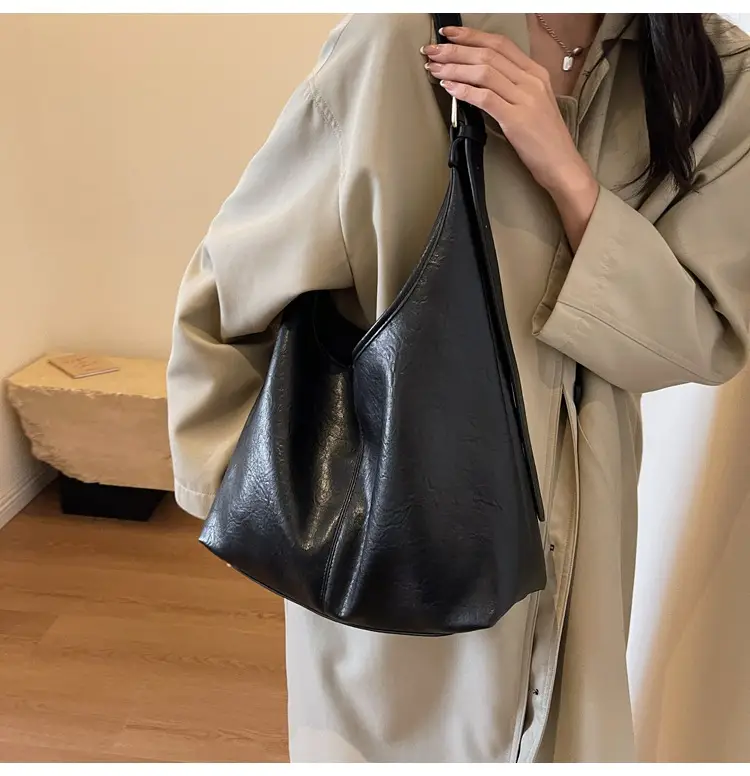 Black Leather Shoulder Bag for Women Winter 2023 — feature 9