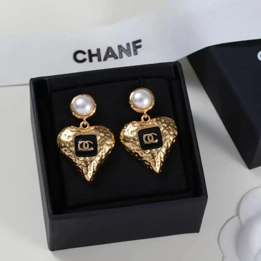 Chanel Heart Pearl Earrings Gold 23K — feature 5