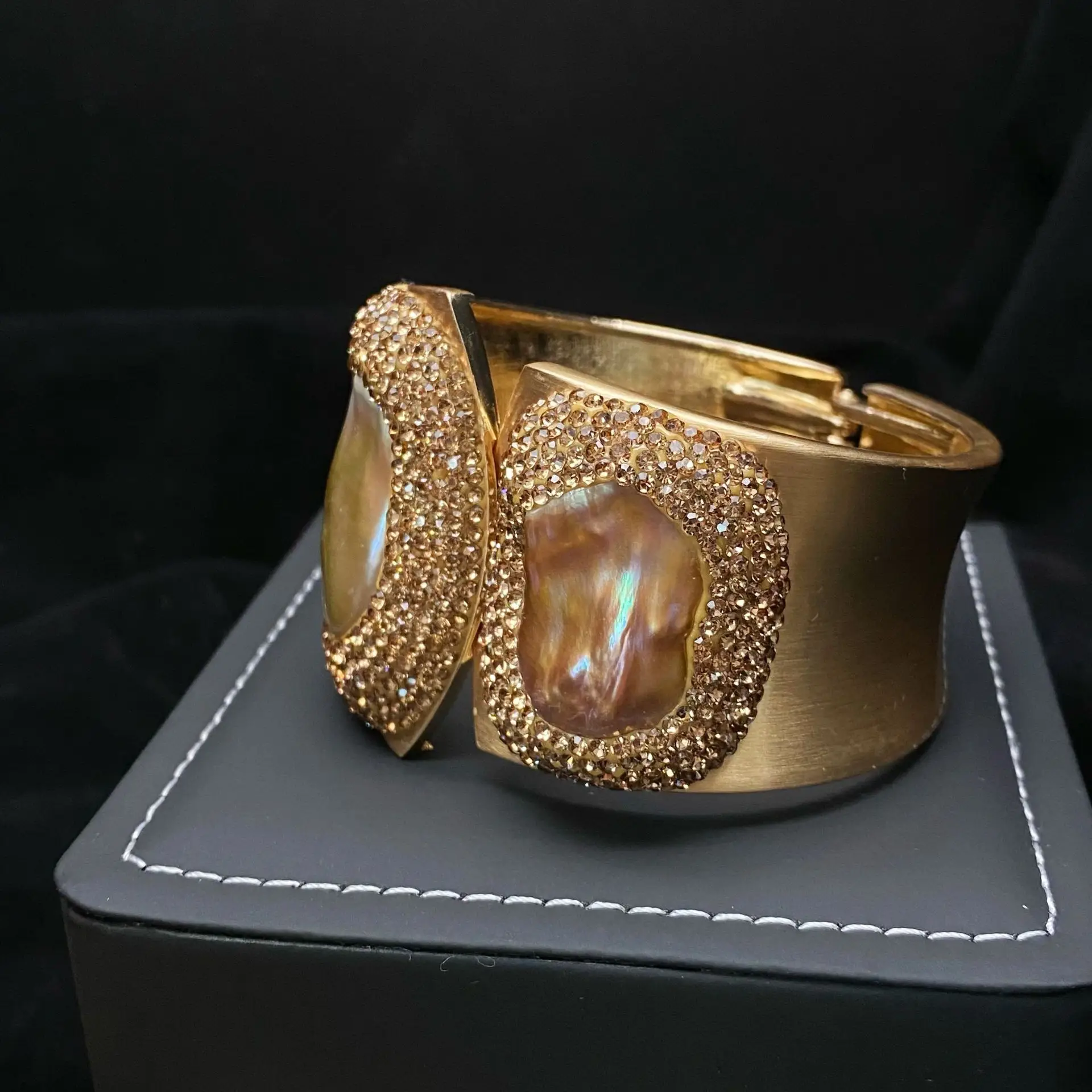 Wide Bristled Pearl Bracelet Gold Plated Super Bright — feature 10