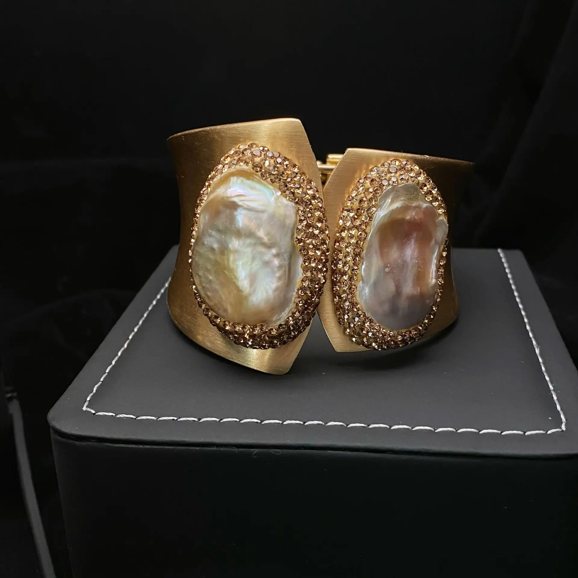 Wide Bristled Pearl Bracelet Gold Plated Super Bright — feature 12