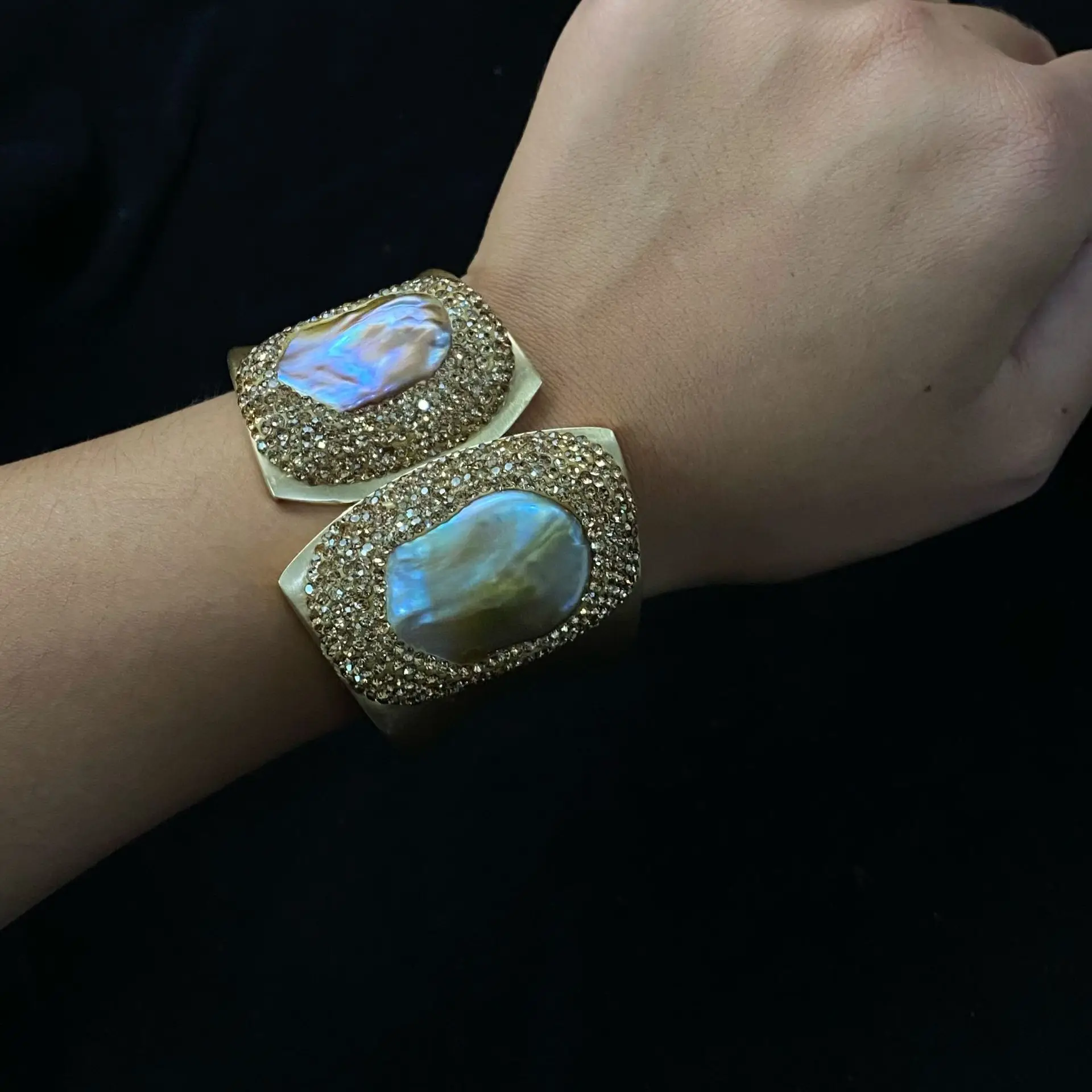 Wide Bristled Pearl Bracelet Gold Plated Super Bright — feature 14
