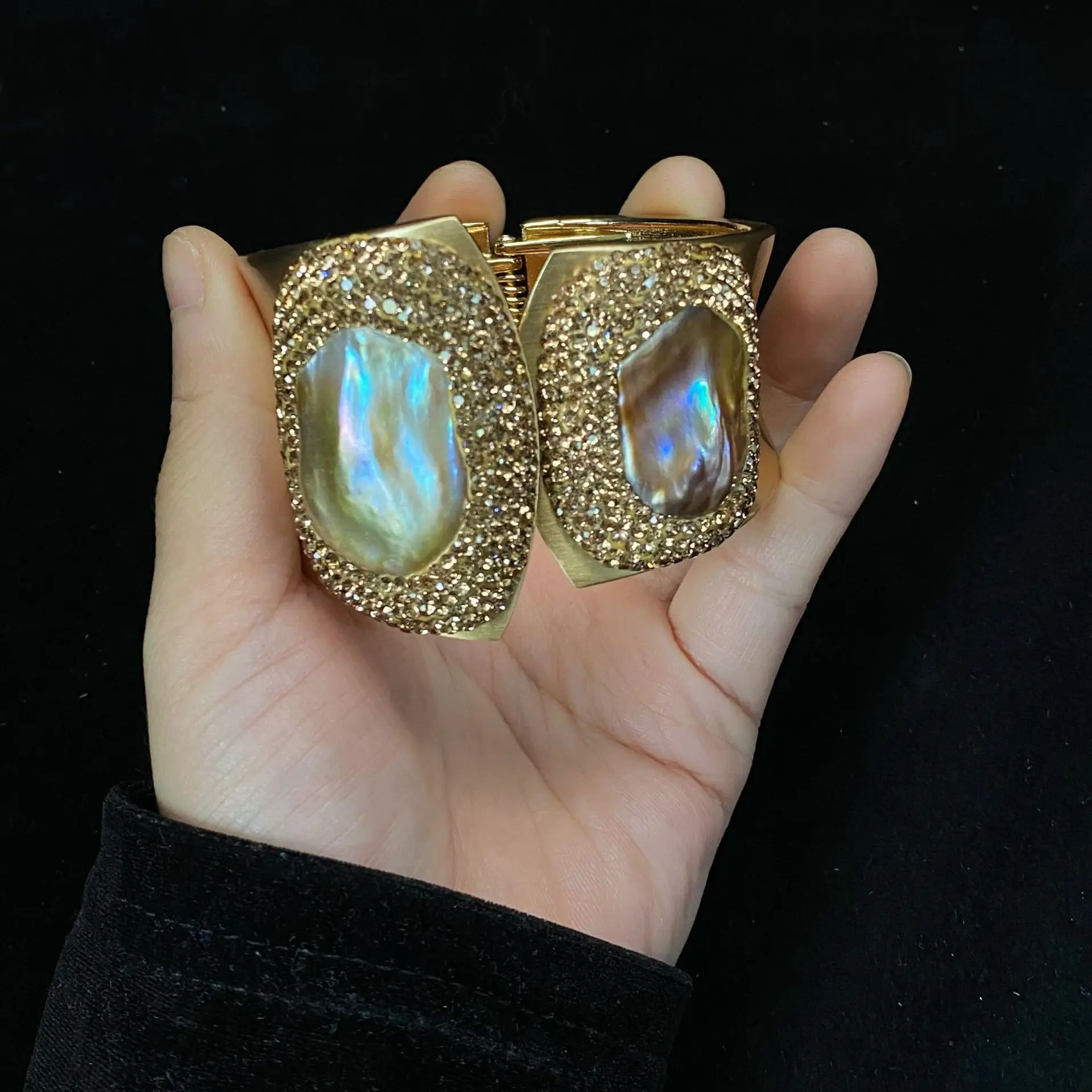 Wide Bristled Pearl Bracelet Gold Plated Super Bright — feature 15