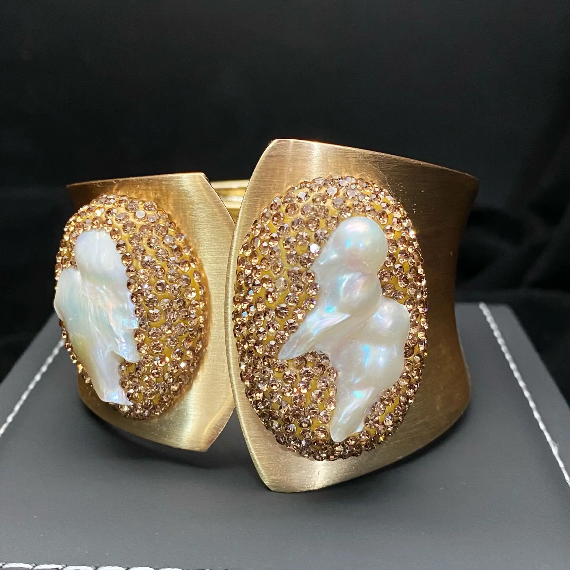 Wide Bristled Pearl Bracelet Gold Plated Super Bright — feature 2
