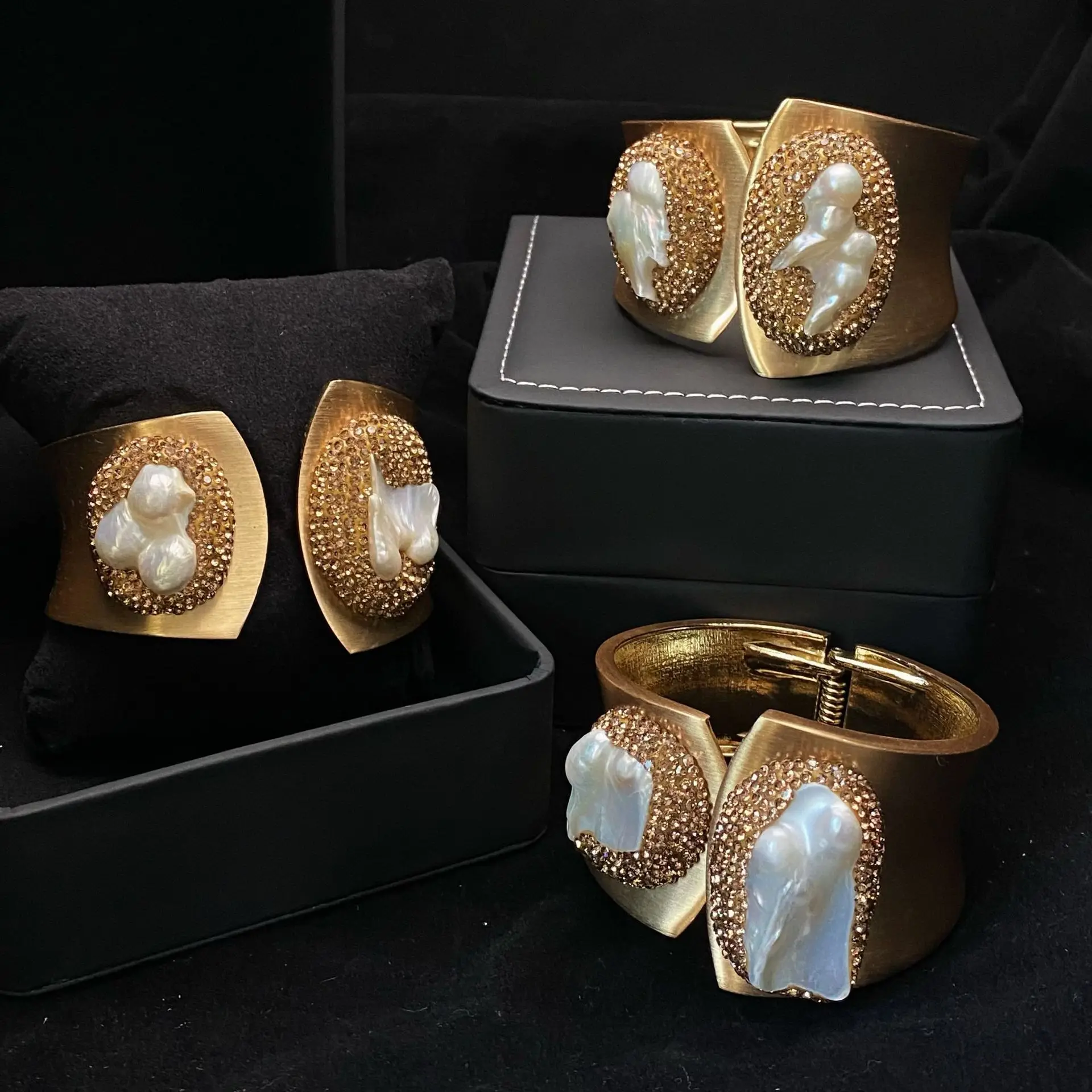 Wide Bristled Pearl Bracelet Gold Plated Super Bright — feature 3