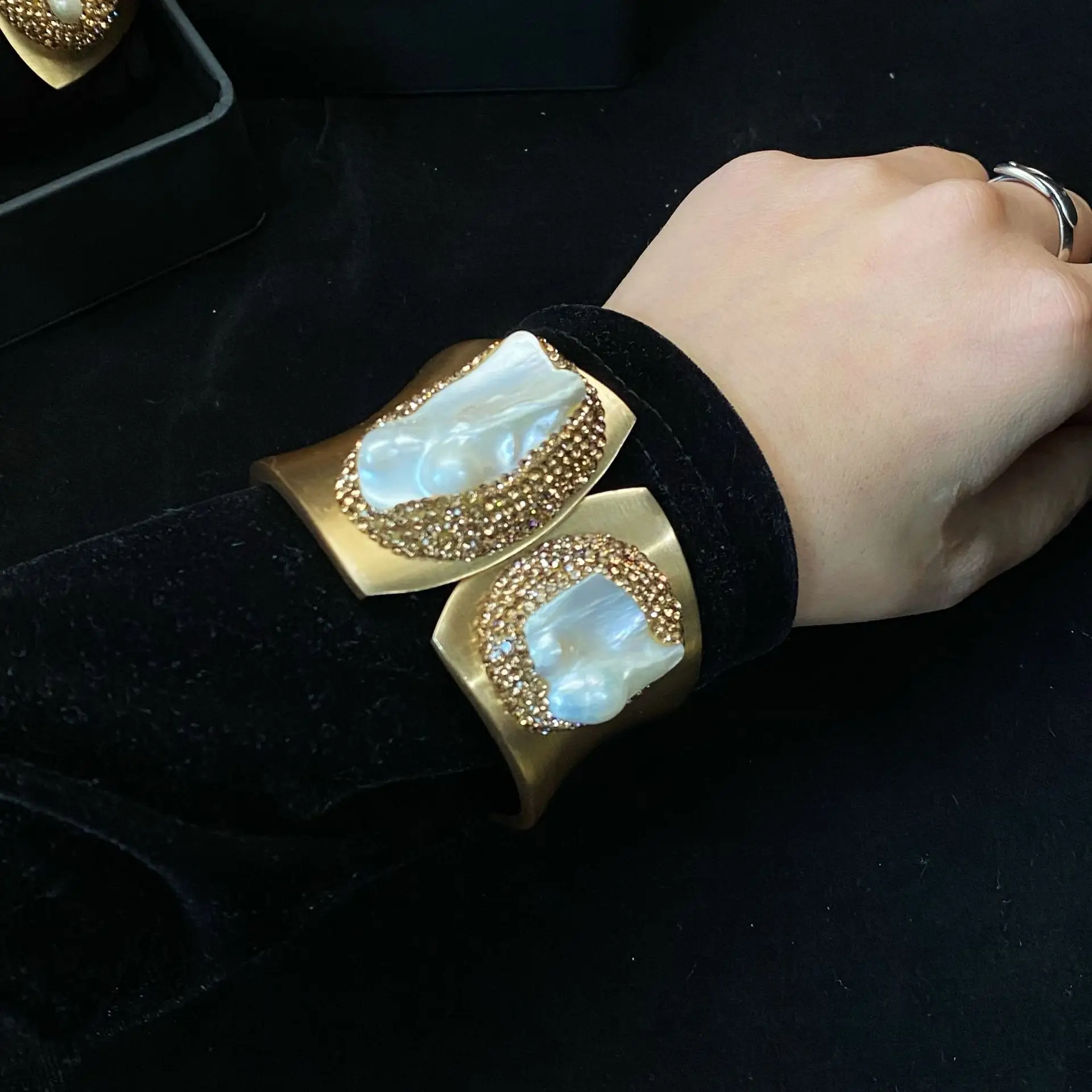 Wide Bristled Pearl Bracelet Gold Plated Super Bright — feature 4