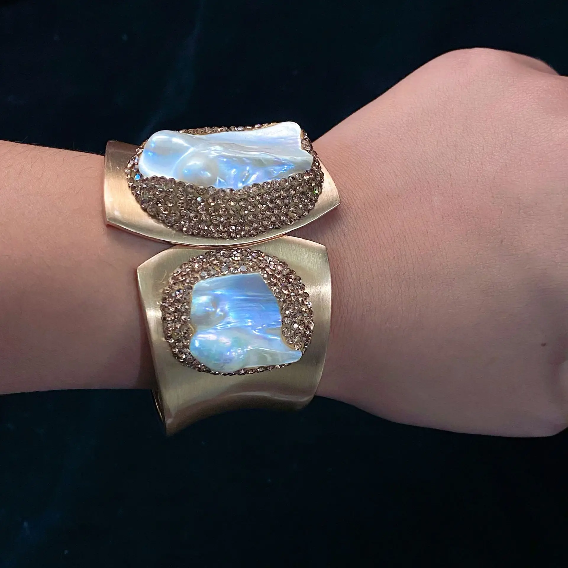 Wide Bristled Pearl Bracelet Gold Plated Super Bright — feature 5
