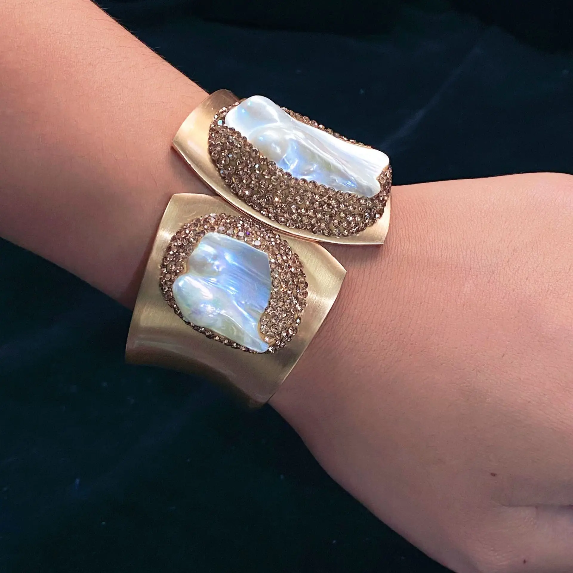 Wide Bristled Pearl Bracelet Gold Plated Super Bright — feature 6