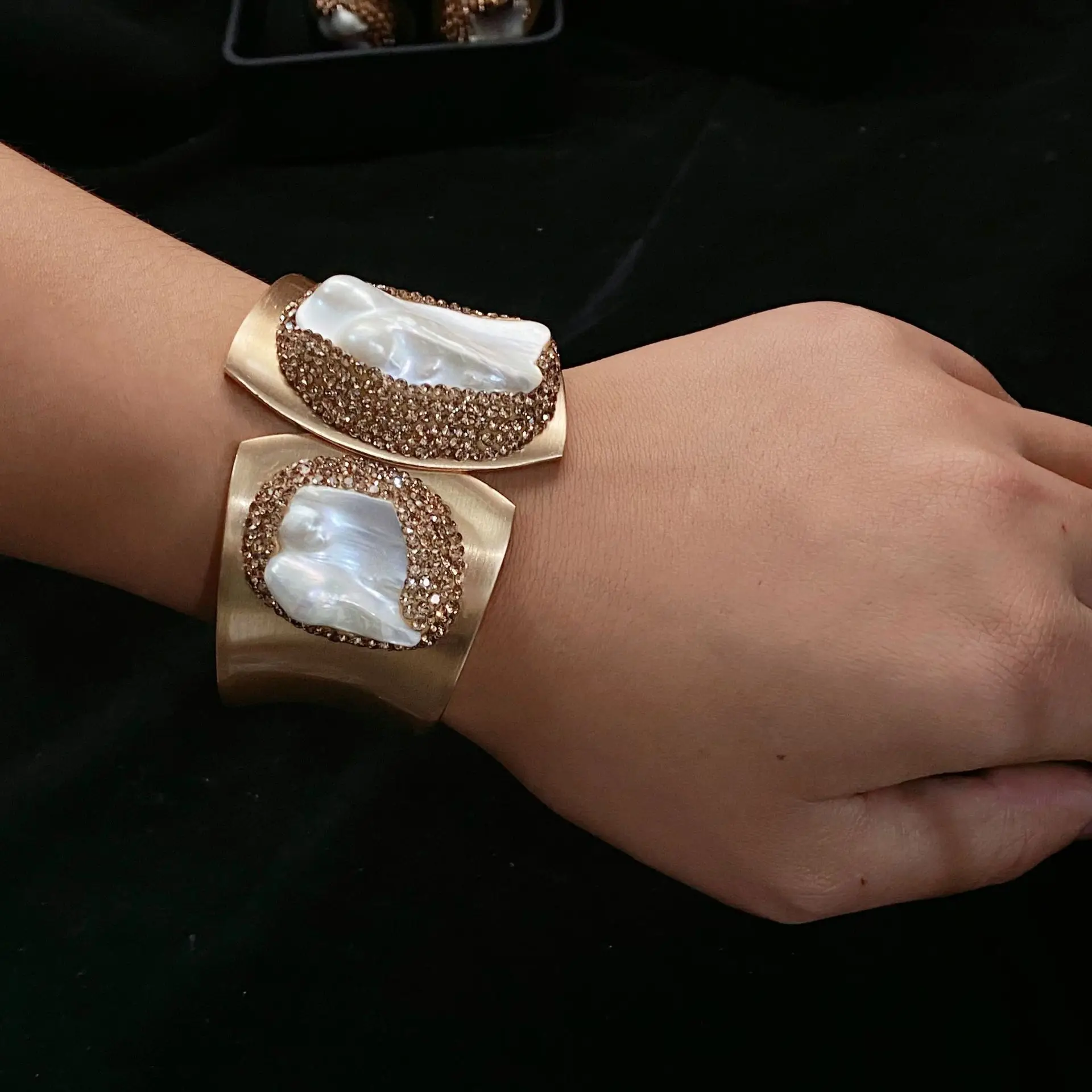 Wide Bristled Pearl Bracelet Gold Plated Super Bright — feature 7
