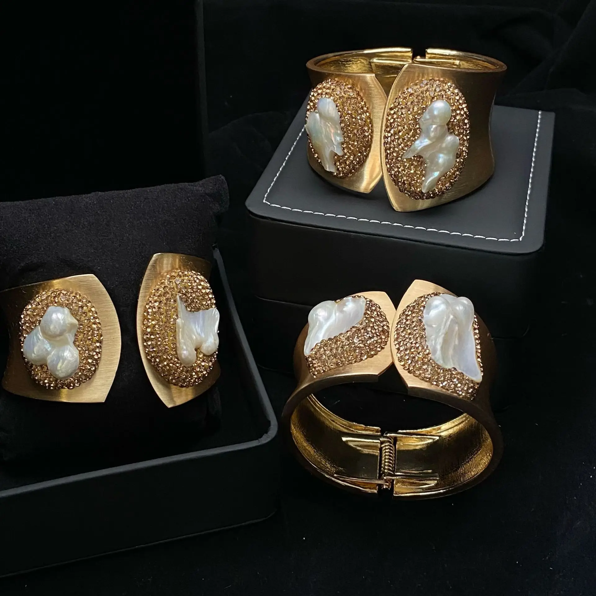 Wide Bristled Pearl Bracelet Gold Plated Super Bright — feature 8