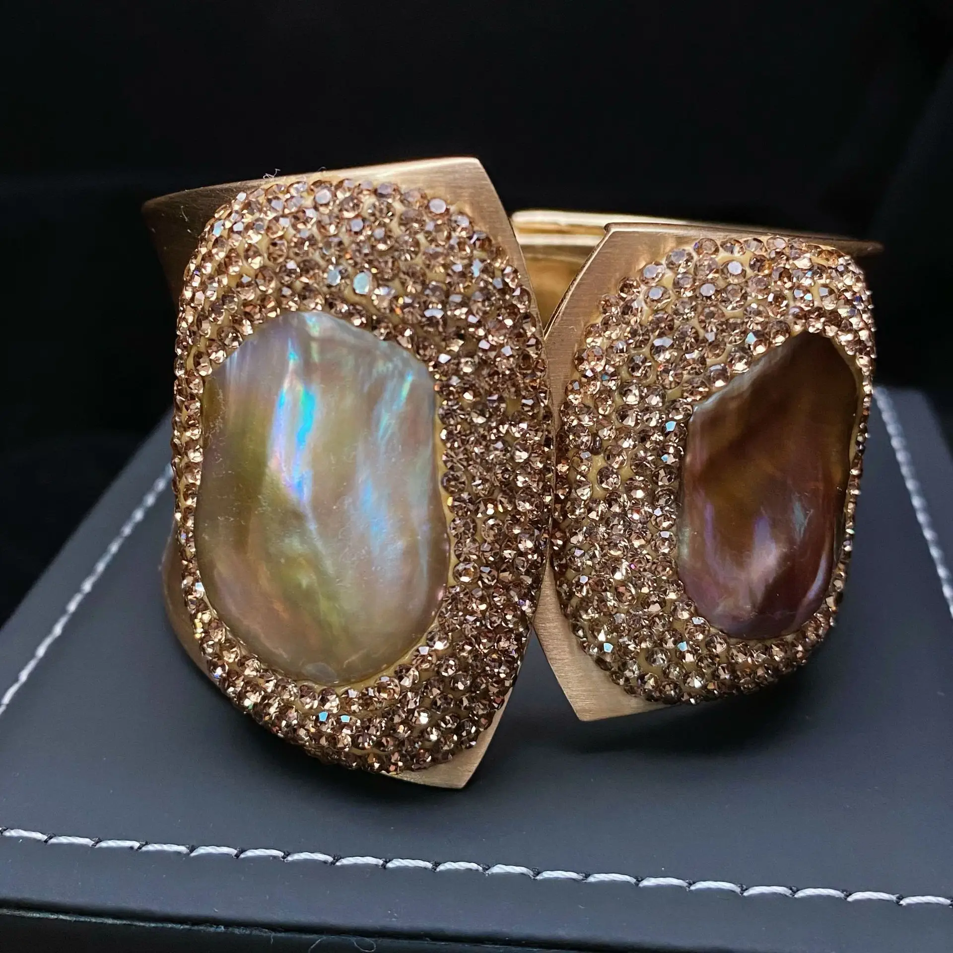 Wide Bristled Pearl Bracelet Gold Plated Super Bright — feature 9