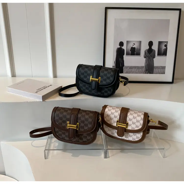 Women's Retro Crossbody Bag with Gold Clasp — feature 13