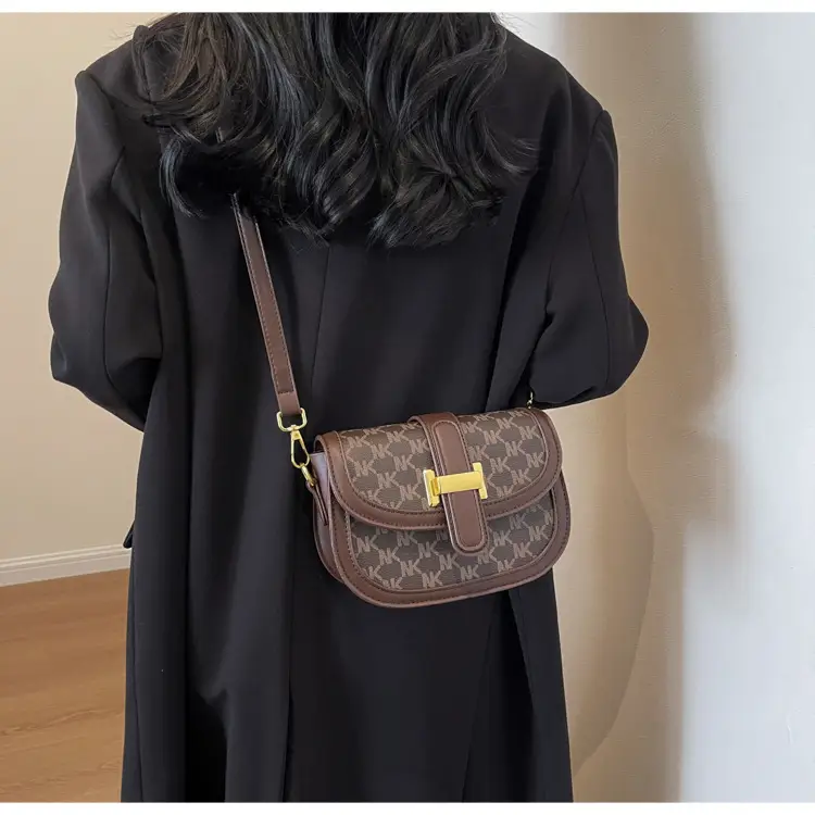 Women's Retro Crossbody Bag with Gold Clasp — feature 14