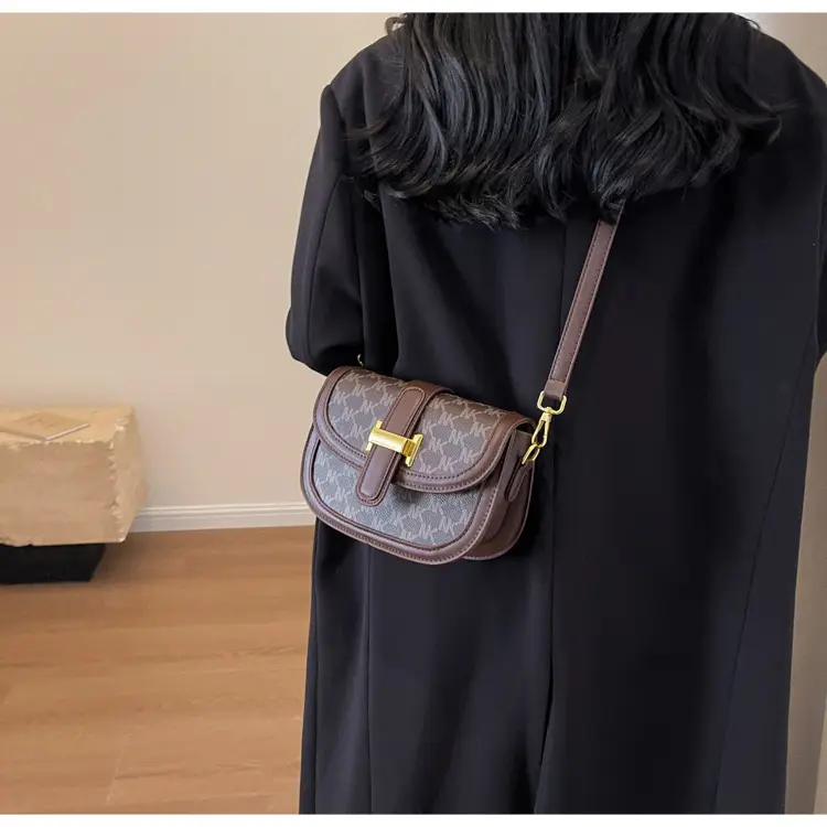 Women's Retro Crossbody Bag with Gold Clasp — feature 15