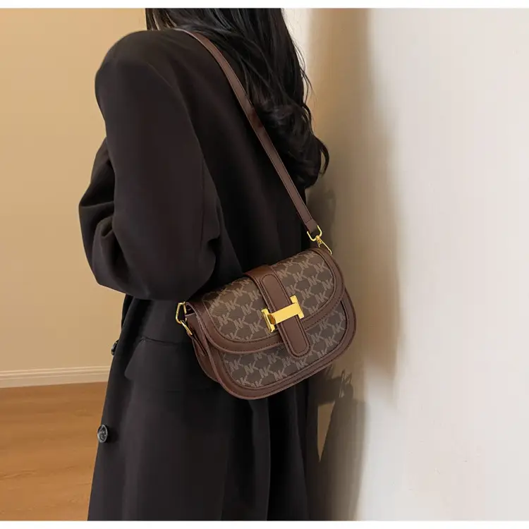Vintage Saddle Bag Brown Gold Clasp Women — feature 11