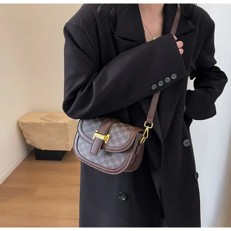 Vintage Saddle Bag Brown Gold Clasp Women — feature 12