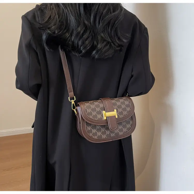Vintage Saddle Bag Brown Gold Clasp Women — feature 13