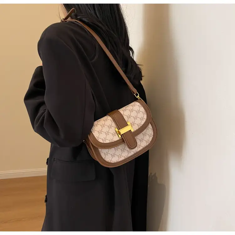 Vintage Saddle Bag Brown Gold Clasp Women — feature 14
