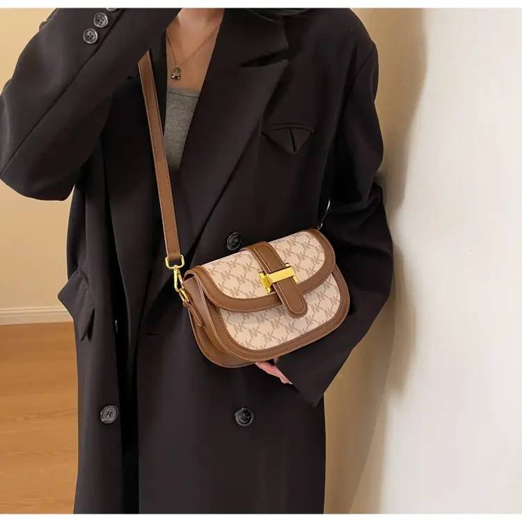 Vintage Saddle Bag Brown Gold Clasp Women — feature 15