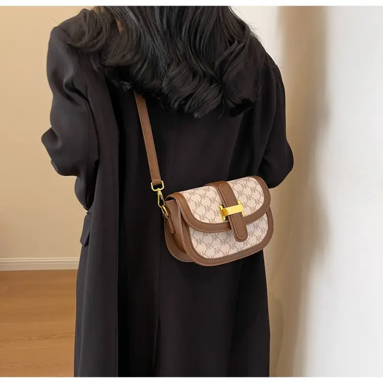 Vintage Saddle Bag Brown Gold Clasp Women — feature 16
