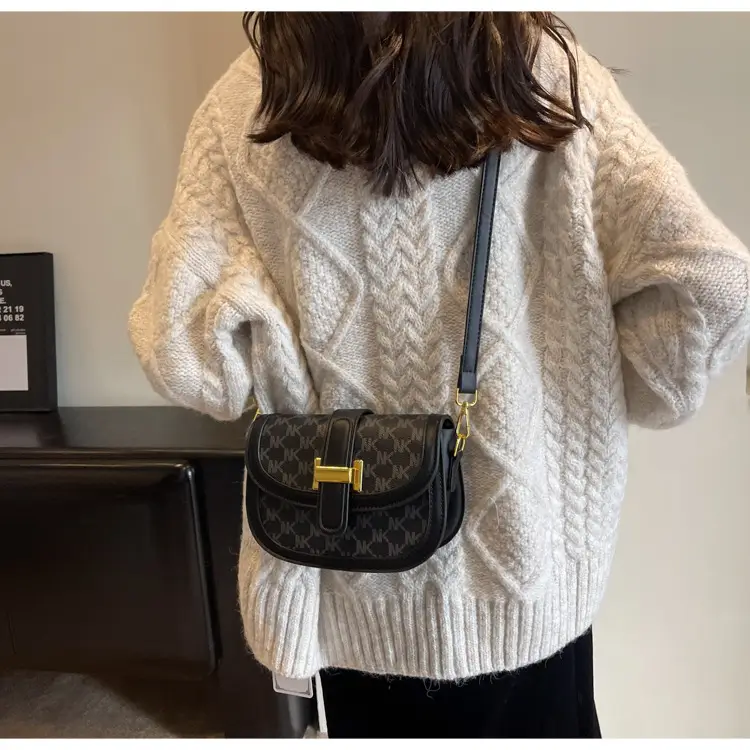 Vintage Saddle Bag Brown Gold Clasp Women — feature 17
