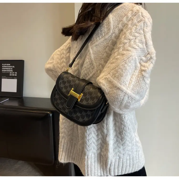 Vintage Saddle Bag Brown Gold Clasp Women — feature 19