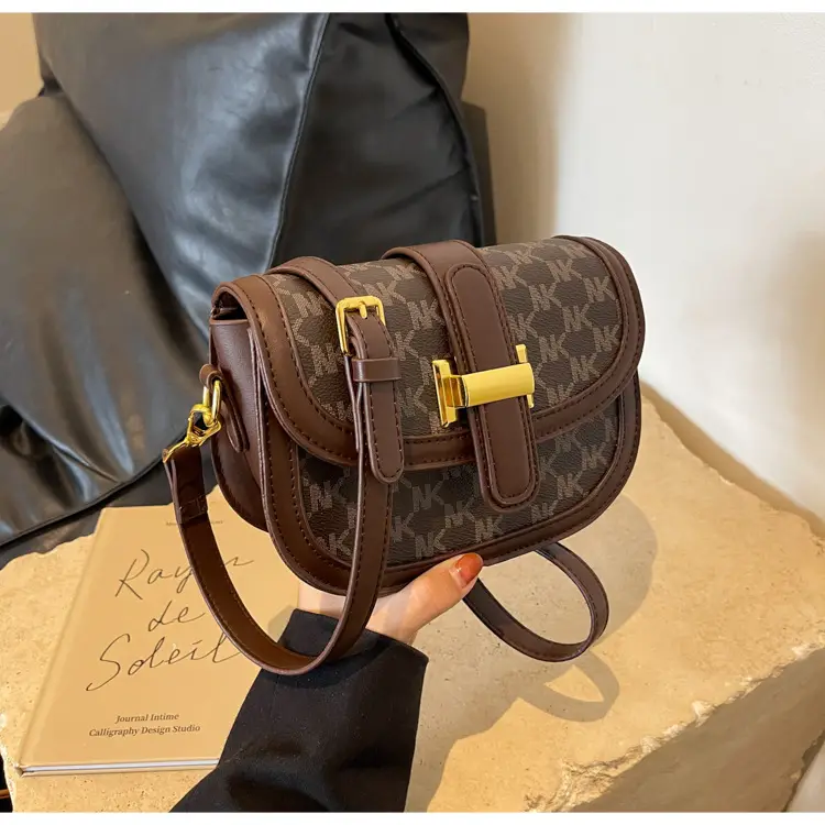Vintage Saddle Bag Brown Gold Clasp Women — feature 22