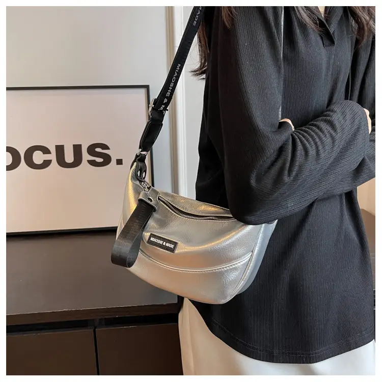 Women's French Niche Shoulder Messenger Bag Beige Black — feature 13